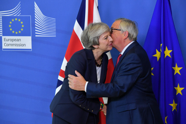 테리사 메이(왼쪽) 영국 총리와 장 클로드 융커 유럽연합(EU) 집행위원장. /AFP연합뉴스