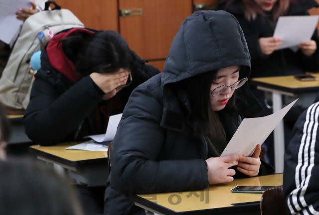 지난 5일 서울 영등포구 여의도여자고등학교에서 학생들이 2019학년도 대입수학능력시험 성적표를 확인하고 있다. /이호재기자.