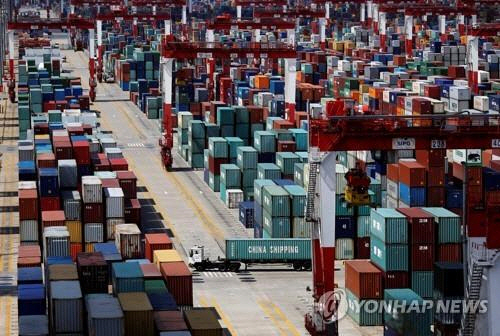 중국의 11월 수출액이 작년 동기에 비해 5.4% 증가하는데 그쳤다. 사진은 상하이 양산항의 컨테이너 항구 모습. /로이터=연합뉴스