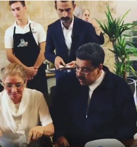 니콜라스 마두로(앞줄 오른쪽) 베네수엘라 대통령이 최근 터키의 유명식당 ‘누스르에트’를 방문해 부인 실리아 플로레스(왼쪽)가 스테이크를 자르는 모습을 지켜보고 있다. /트위터 캡처
