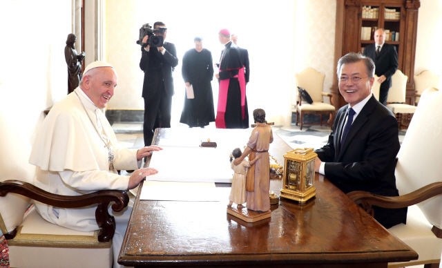 교황청을 공식 방문 중인 문재인 대통령이 10월 18일 오후 (현지시간) 바티칸 교황청을 방문, 프란치스코 교황을 만나 얘기를 나누고 있다.