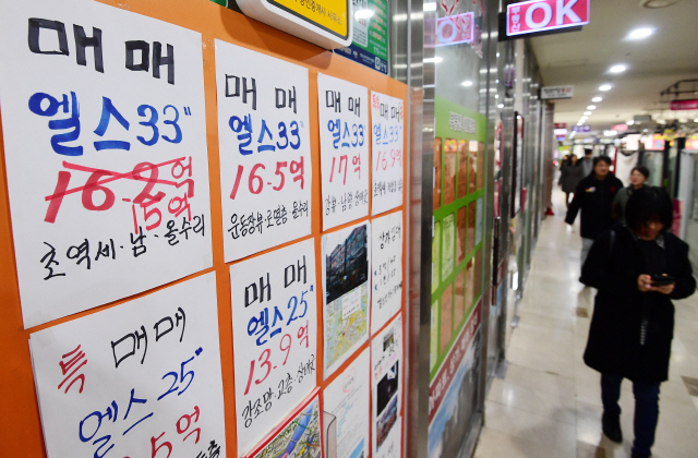 올해 전국 주택 전·월세 물가 상승률이 12년 만에 가장 낮은 수준을 기록했다. 지난 2일 오후 서울 송파구의 한 아파트단지 부동산중개업소에 전세가 하락을 알리는 전단이 붙어 있다. /권욱기자