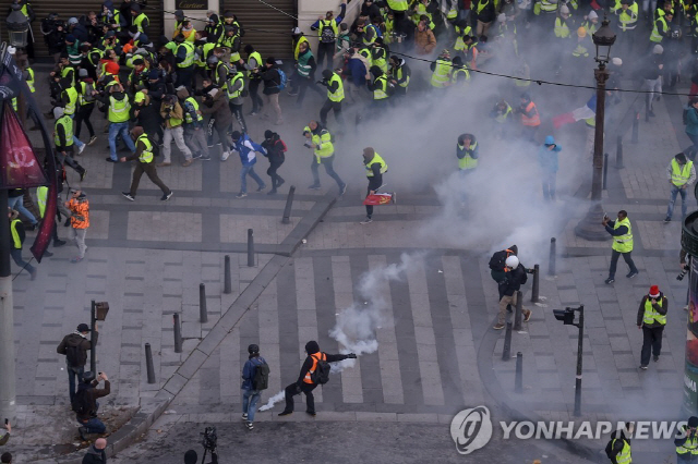 파리서 ‘노란 조끼’ 네 번째 대규모 집회…경찰, 최루탄 쏘며 진압