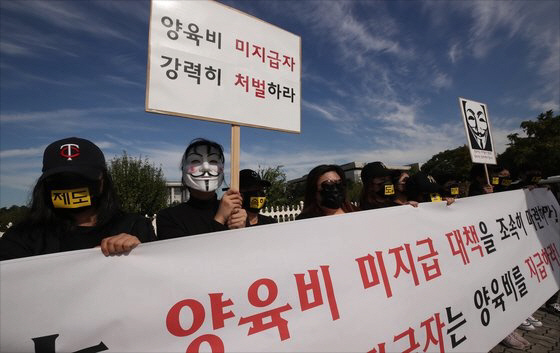 ‘양육비해결모임’ 회원들이 8일 오전 서울 국회의사당 앞에서 문재인 대통령의 대선공약이었던 양육비 대지급 제도 도입과 양육비 미지급 부모에 대한 처벌을 촉구하는 기자회견을 하고 있다./사진=연합뉴스