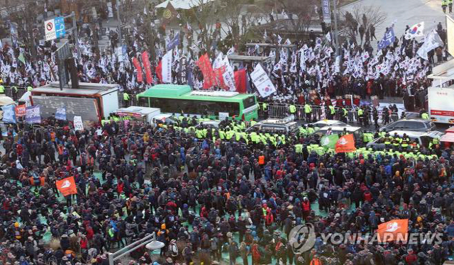 '이석기 석방대회' vs '태극기 집회' 동시 개최…물리적 충돌 없어