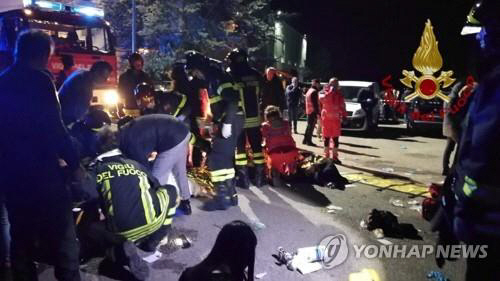 8일(현지시간) 압사사고 현장 주변에서 구호대원들이 응급 처치를 하는 모습/사진=연합뉴스