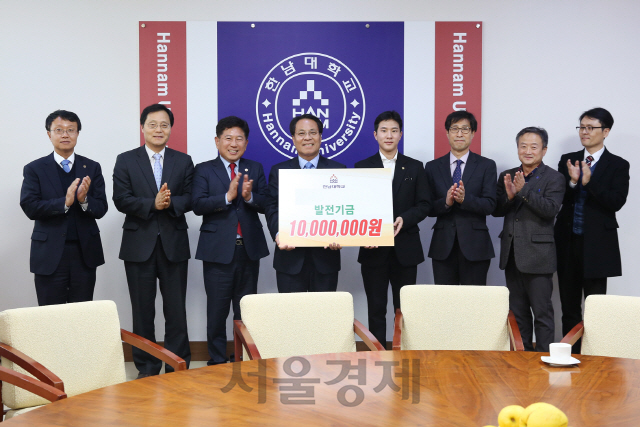 얼썸 대표 최한얼(사진 왼쪽에서 다섯번째)가 이덕훈(〃네번째) 한남대 총장에게 발전기금 1,000만원을 기탁하고 있다. 진제공=한남대