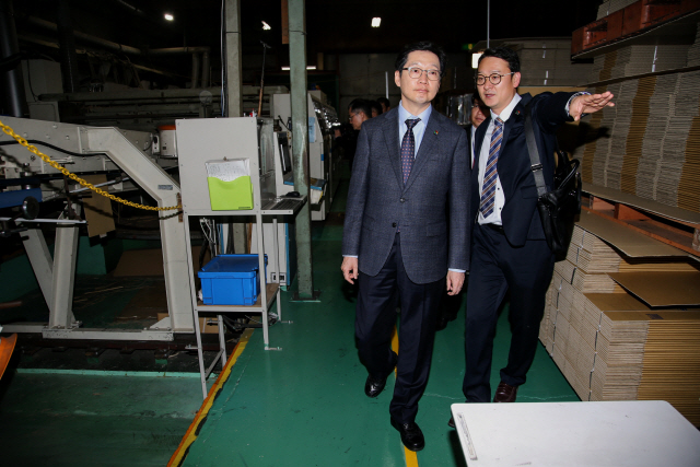 김경수(왼쪽) 지사와 연수단이 사물인터넷(IoT)를 도입한 일본 타이요 기업에서 브리핑을 받고 공장 현장을 둘러보고 있다. /사진제공 경남도