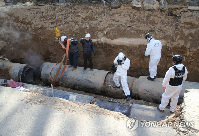 고양 일산 온수관 배관 파열사고와 관련, 7일 오후 경찰·국과수·소방 등 유관 기관 관계자들이 현장에서 감식하고 있다./사진=연합뉴스