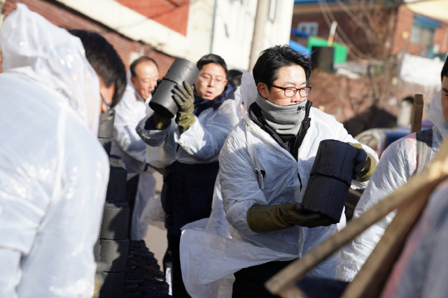 이건(EAGON), 연말 맞아 ‘사랑의 연탄배달’ 봉사활동 전개