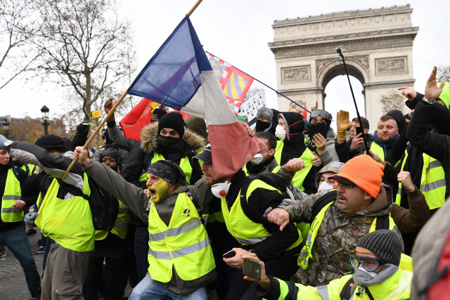 8일(현지시간) 프랑스 수도 파리의 개선문 앞에서 시위를 벌이는 ‘노란 조끼’ 시위대 /AFP연합뉴스