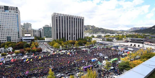지난 10월 18일 카카오의 카풀 서비스에 반대하는 전국의 많은 택시 산업 종사자들이 서울 광화문 광장에서 열린 택시 생존권 사수 결의대회에 참가하고 있다. / 이호재기자
