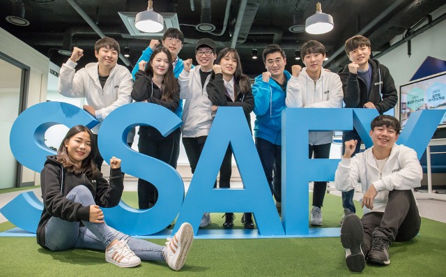 10일 ‘삼성 청년 소프트웨어 아카데미(SSAFY)’ 서울캠퍼스에 입과하는 교육생들이 기념사진을 촬영하고 있다. /사진제공=삼성전자