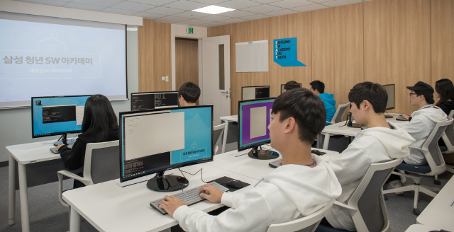 10일 ‘삼성 청년 소프트웨어 아카데미(SSAFY)’ 서울캠퍼스에 입과한 교육생들이 시범 교육을 받고 있다. /사진제공=삼성전자