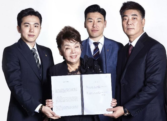 ▶ 좌측부터 황준원 대표, 배우 김수미, 장대근 대표, 정명호 대표