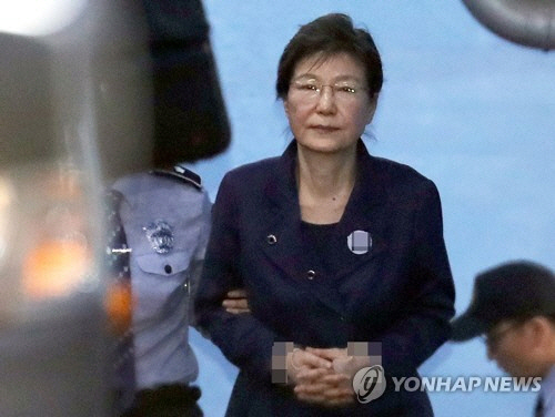 국민 61.5% '박근혜 前대통령 석방후 불구속 재판 반대'