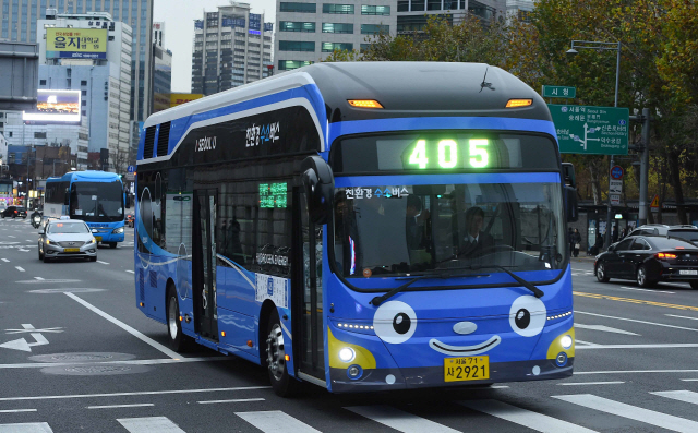 서울시가 17~31일 기간에 유동인구가 많은 11개 지점을 경유하는 버스 운행 시간을 다음 날 오전 1시까지로 연장한다고 밝혔다./서울경제DB