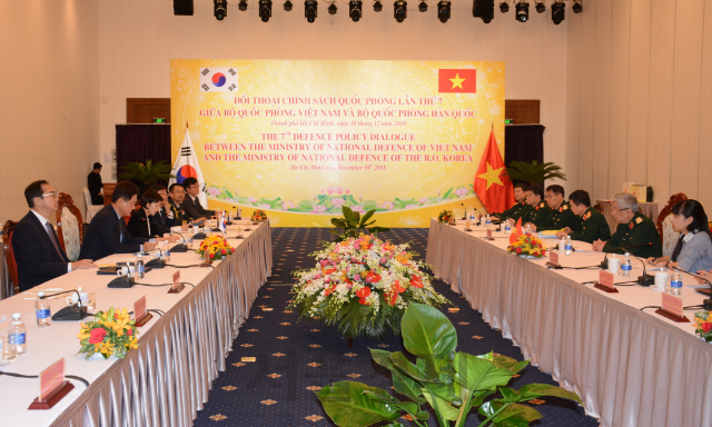 한-베트남 '국방협력 강화'... 국방실무협의체 구성 합의