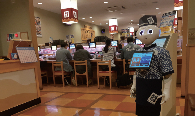 일본 오키나와에 있는 회전 초밥 식당. 로봇 ‘페퍼’가 손님들의 대기접수를 받고 있다.