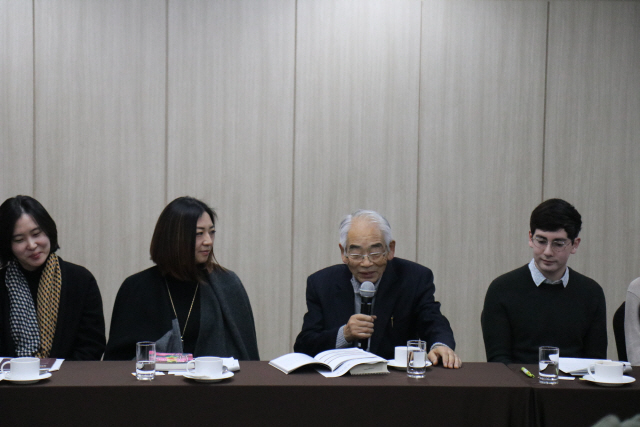 한국문학번역상을 수상한 오무라 마스오(왼쪽 세번째) 와세다대 명예교수가 수상 소감을 말하고 있다.