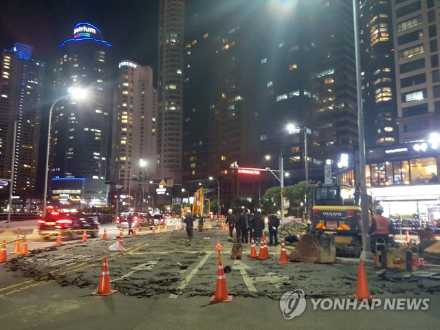 10일 오후 부산 해운대구 마린시티 도로에 매설된 도시가스 배관에서 가스가 누출되면서 4천500가구 가스공급이 중단돼 부산도시가스가 복구작업을 벌이고 있다./사진=연합뉴스