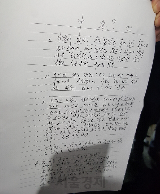 10일 오후 6시30분께 김택환 전국택시노동조합연맹 사무처장이 서울 영등포구 한강 성심병원 앞에서 이날 오후 2시께 서울 영등포구 여의도 국회 앞에서 분신해 사망한 택시 기사 최모(57)씨가 JTBC 손석희 사장에게 남긴 ‘카풀?’이라는 제목의 유서를 공개했다./서종갑기자