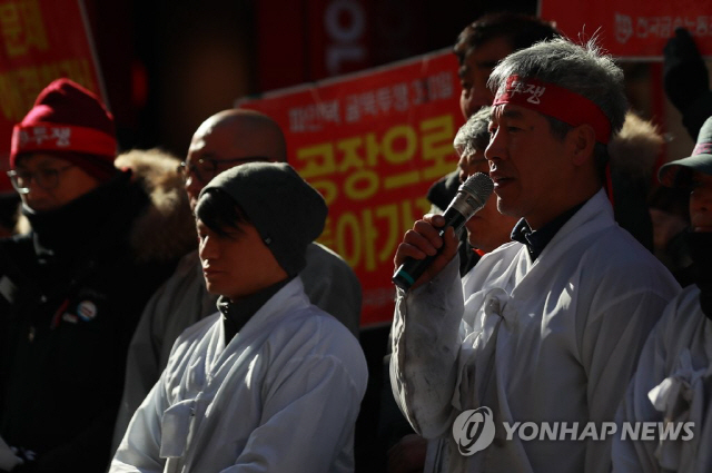 금속노조 파인텍지회 차광호 지회장이 10일 오후 파인텍 공장 모기업인 서울 양천구 목동의 스타플렉스 사무실 건물 앞에서 청와대 앞부터 스타플렉스 앞까지 이어진 오체투지 행진을 마치며 열린 기자회견에서 단식농성을 결의하고 있다./사진=연합뉴스