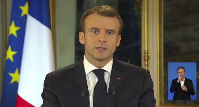 마크롱 프랑스 대통령이 10일 TV를 통해 담화를 발표하고 있다. /TF1방송 캡처