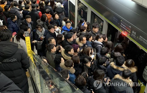 우이신설선 화계역 승객안전 출입문 장애로 시민들이 불편을 겪고 있다./ 연합뉴스