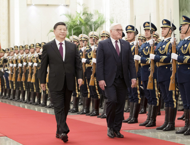 중국을 국빈방문한 프랑크-발터 슈타인마이어(왼쪽) 독일 대통령이 10일 시진핑 중국 국가주석과 함께 베이징 인민대회당에서 열린 환영식에 참석하고 있다./베이징=신화연합뉴스