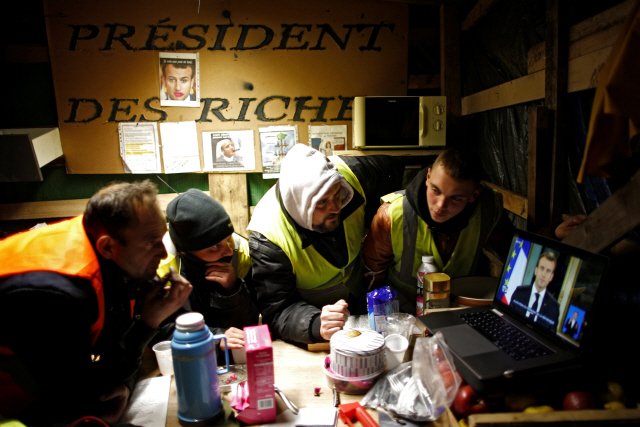 부그네(Bouguenais)에 거주하는 ‘노란 조끼’ 시위자들이 10일(현지 시간) 대국민담화를 시청하고 있다./연합뉴스
