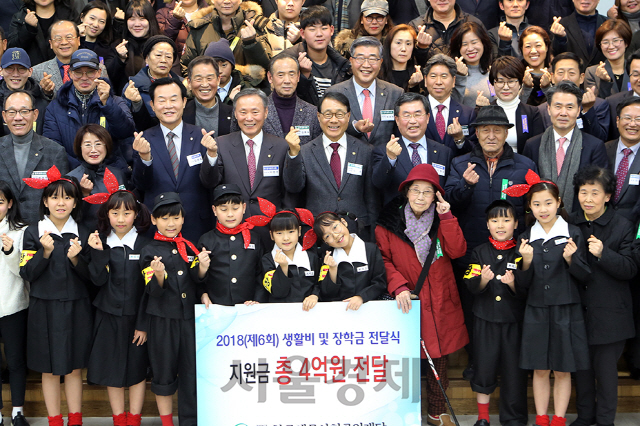 이창규(두번째줄 오른쪽 네번째) 한국세무사회 회장과 관계자, 지원금 수혜자들이 11일 서울 세무사회관에서 열린 전달식에 참석해 손으로 하트를 만들어 보이고 있다. /사진제공=한국세무사회