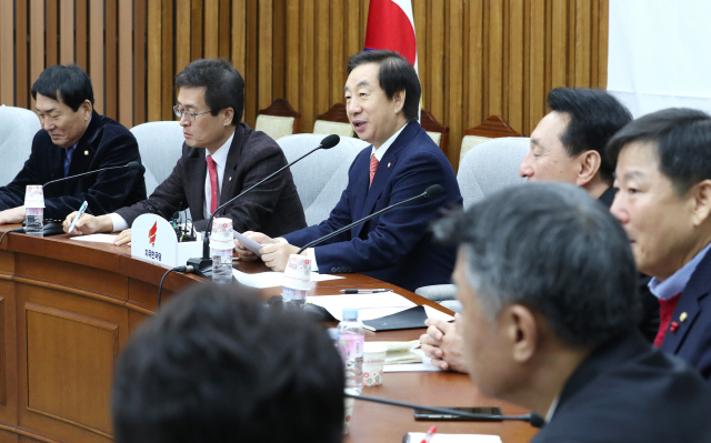 자유한국당 김성태 원내대표(가운데)가 11일 오전 국회에서 열린 원내대책회의에서 발언하고 있다./연합뉴스