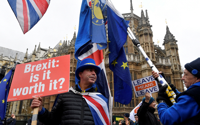 Anti-Brexit protestor Steve Bray (L) remonstrates with a pro-Brexit protestor outside of the Houses of Parliament, in London, Britain, December 10, 2018. Picture taken December 10, 2018. REUTERS/Toby Melville      <저작권자(c) 연합뉴스, 무단 전재-재배포 금지>