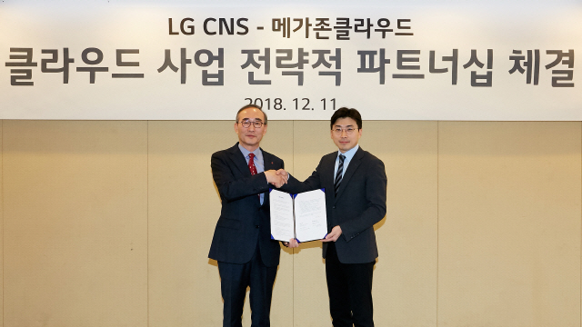 김영섭(왼쪽) LG CNS 사장과 이주완 메가존클라우드 대표이사가 11일 서울 강서구 메이필드 호텔에서 클라우드 사업 협력을 위한 업무협약(MOU)을 체결하고 있다. /사진제공=LG CNS