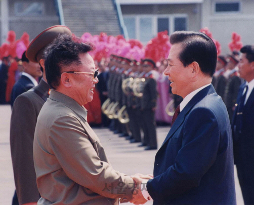 지난 2000년 6월 13일 평양을 방문한 당시 김대중(오른쪽) 대통령이 김정일 북한 국방위원장과 순안공항에서 악수를 나누고 있는 사진. /사진제공=국가기록원 대통령기록관