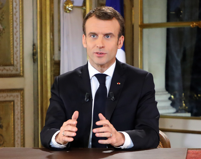 에마뉘엘 마크롱 프랑스 대통령이 10일(현지시간) 파리에서 생방송을 통해 대국민 담화를 발표하고 있다. 마크롱 대통령은 그동안 ‘노란 조끼’ 시위에서 분출된 요구들을 대폭 수용하고 자신의 과오에 대한 책임을 통감한다고 밝혔다./AP연합뉴스