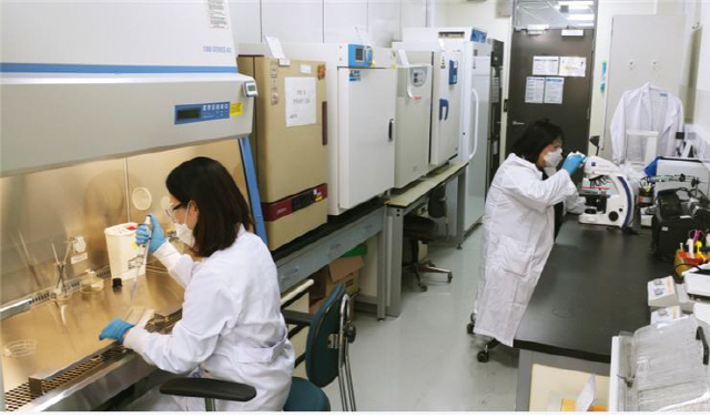 한국환경공단 직원들이 먹는물 수질 검사를 하고 있다./사진제공=한국환경공단