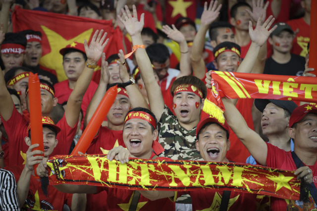 11일(현지시간) 말레이시아 쿠알라룸푸르의 부킷 잘릴 국립경기장에서 열린 베트남과 말레이시아의 아세안축구연맹(AFF) 스즈키컵 결승 1차전에서 베트남 축구팬들이 열띤 응원을 펼치고 있다. 이날 2-2 무승부를 기록한 양 팀은 오는 15일 베트남 하노이에서 결승 2차전을 벌인다./AP연합뉴스