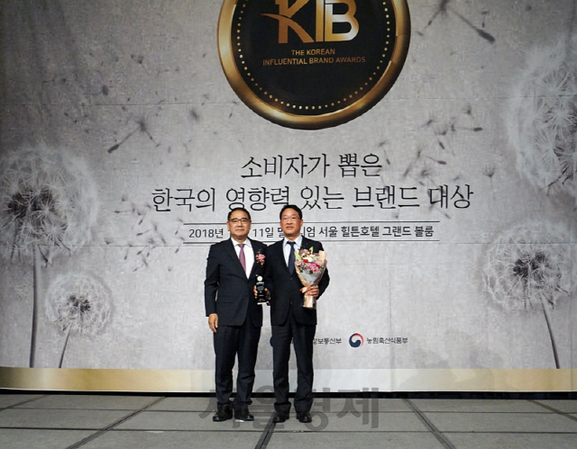 신일이 ‘2019 소비자가 뽑은 한국의 영향력 있는 브랜드 대상’을 수상했다. 오영식(사진 오른쪽) 신일 부사장이 수상 이후 김민배 TV조선 대표와 포즈를 취했다. /사진제공=신일