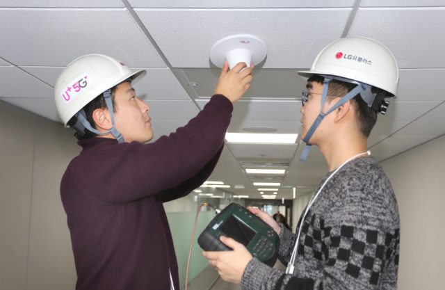 LG유플러스 직원들이 신축 건물에 5G 인빌딩 안테나를 설치하고 있다./사진제공=LG유플러스