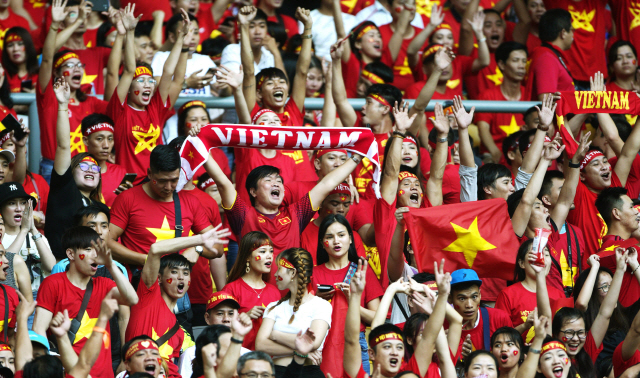 베트남 원정 응원단이 지난 11일 말레이시아 쿠알라룸푸르에서 열린 스즈키컵 결승 1차전에서 열띤 응원을 펼치고 있다. /쿠알라룸푸르=AP연합뉴스