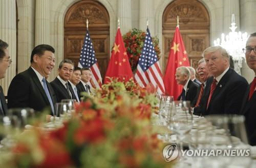 지난 1일 아르헨티나에서 정상회담을 하고 있는 도널드 트럼프(오른쪽 두번째) 미 대통령과 시진핑(왼쪽 두 번째) 중국 국가 주석. /연합뉴스