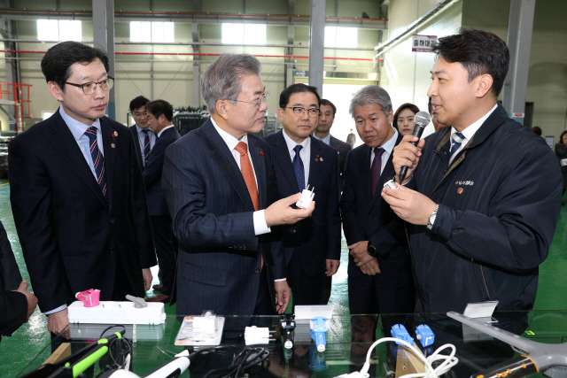 文대통령 '제조업 혁신해야 대한민국 경제가 산다'