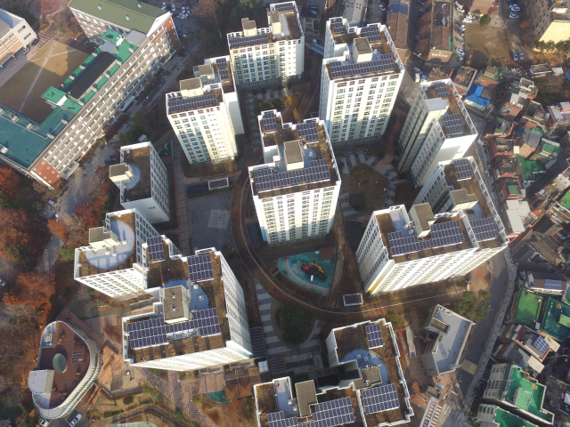 서울 중랑구 망우동 중랑숲리가 아파트 옥상에 설치된 태양광 모듈 모습. /사진제공=한화큐셀