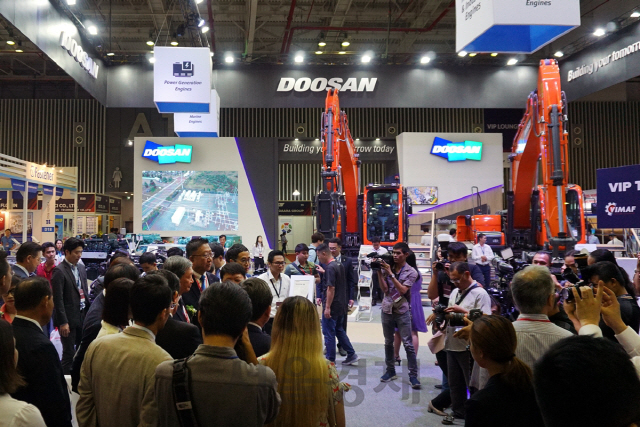 두산인프라코어가 12일부터 14일까지 열리는 베트남 국제기계산업대전에 참가해 신제품 DX12, DX22 등 8대의 엔진과 현지 주력 굴삭기 2개 기종을 선보이고 있다. /사진제공=두산인프라코어