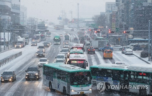 갑작스런 눈길에 속수무책, 수원에선 10중 이상 접촉사고에 '교통마비'