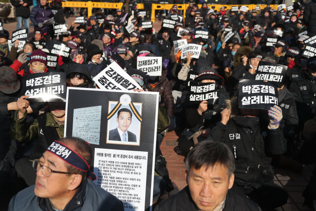 지난 5일 아현동 철거민 사망으로 부담을 느낀 수협이 노량진 수산시장 강제집행을 연기하기로 결정했다. 사진은 지난 12일 오후 서울 마포구청 앞에서 아현2 재건축구역 철거민 박씨를 추모하며 투쟁대회를 열고 있다./연합뉴스