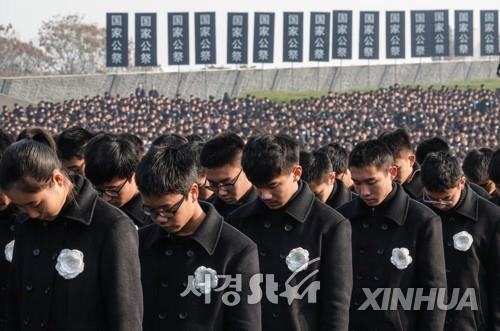 중국 난징대학살 추모식서 묵념하는 참석자들/신화=연합뉴스