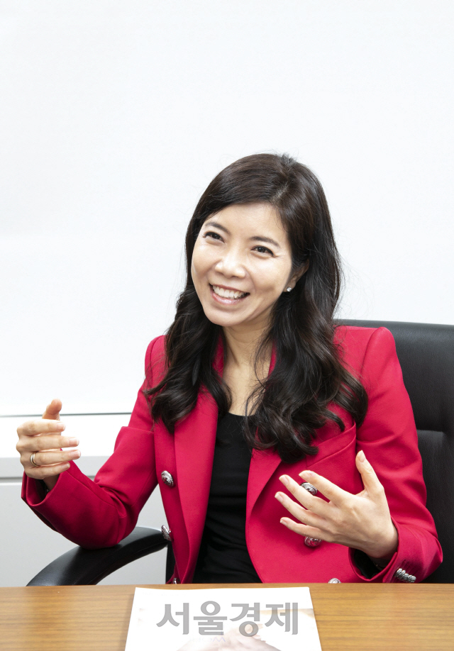박혜선 한국BMS대표가 서울경제신문과 인터뷰에서 경영 계획을 설명하고 있다. /사진제공=한국BMS제약